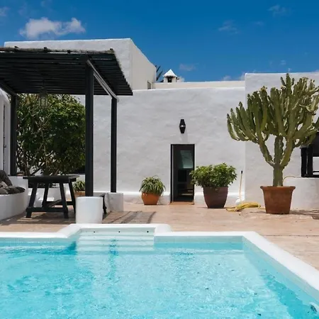 Feriehus Exklusives, Familienfreundliches Ferienhaus Mit Grossem Garten Und Beheiztem Pool