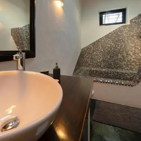 Exklusives, Familienfreundliches Ferienhaus Mit Grossem Garten Und Beheiztem Pool 度假居 *